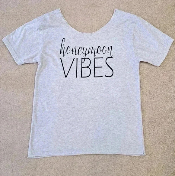 ❤️ Scoop neck T-shirt Light Grey Medium "Honeymoon Vibes" Short Sleeve Tee - Picture 1 of 7